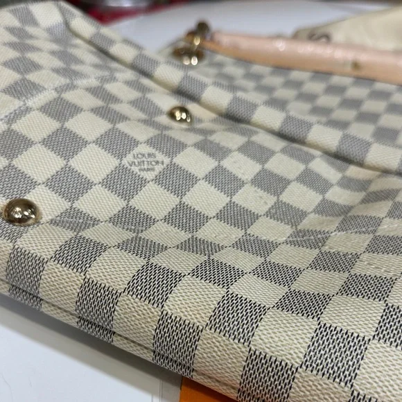 Elegant Shoulder Bag in Beige/Gray - Picture 7 of 9